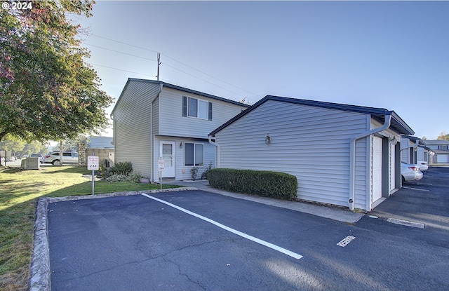 view of front of property with a front yard