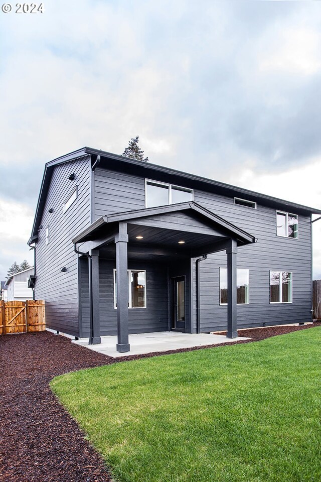 view of front facade featuring a patio area and a front yard