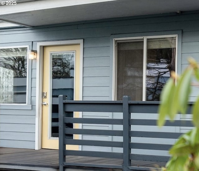 entrance to property featuring a wooden deck