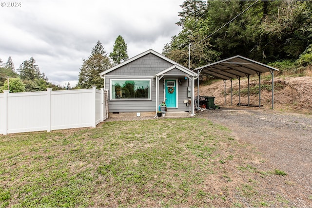 view of front of home featuring a front lawn and a carport