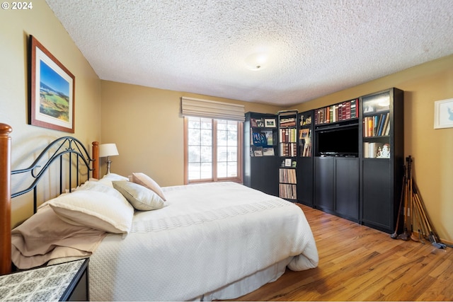 8805 NE 36th St, Vancouver, WA 98662 - bedroom featuring light wood finished floors and a textured ceiling