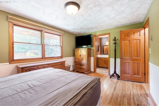 8805 NE 36th St, Vancouver, WA 98662 - bedroom featuring ensuite bathroom, a textured ceiling, and light wood-style floors