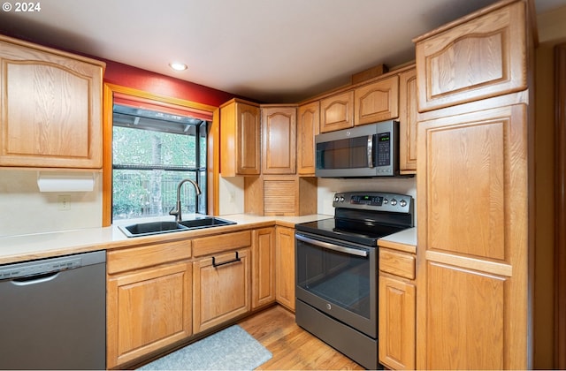 8805 NE 36th St, Vancouver, WA 98662 - kitchen featuring light countertops, a sink, stainless steel appliances, and light wood-type flooring