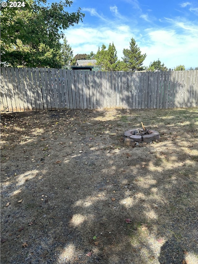 view of yard featuring a fire pit