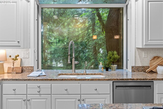 1739 Palisades Terrace Dr, Lake Oswego, OR 97034 - kitchen with a sink, dishwasher, white cabinets, and light stone countertops