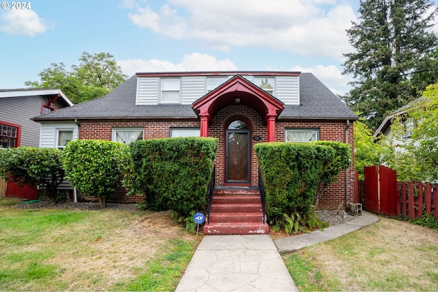 view of front facade featuring a front lawn