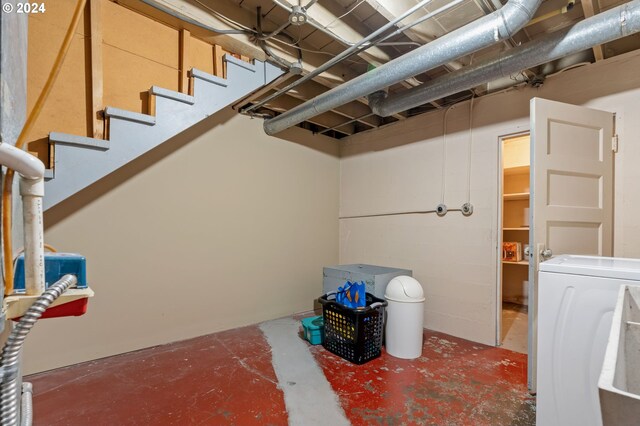 basement featuring washer / dryer