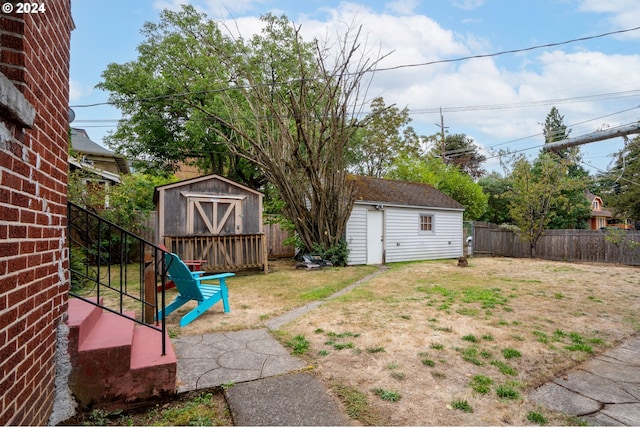 view of yard with a storage unit