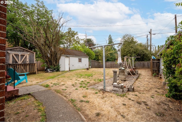 view of yard featuring a storage shed