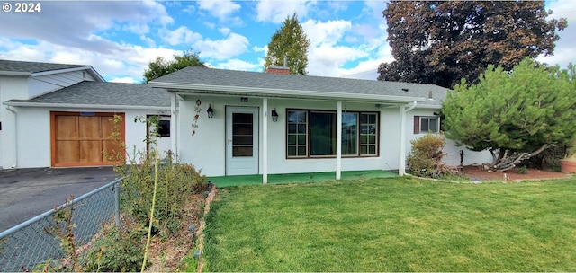 view of front facade featuring a front yard