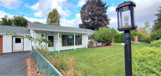 view of front facade featuring a front lawn