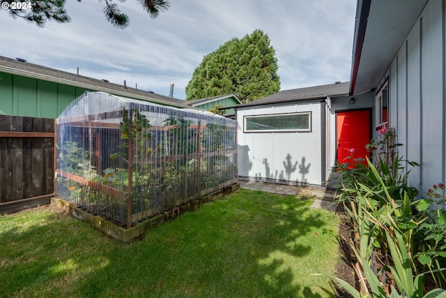 view of yard featuring a storage shed