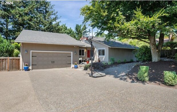 ranch-style home featuring a garage