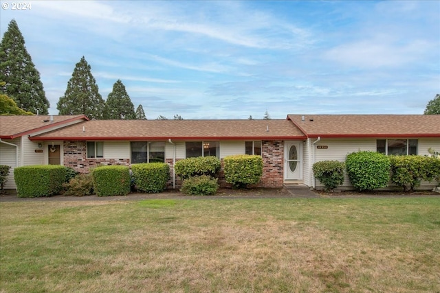 single story home with a front lawn