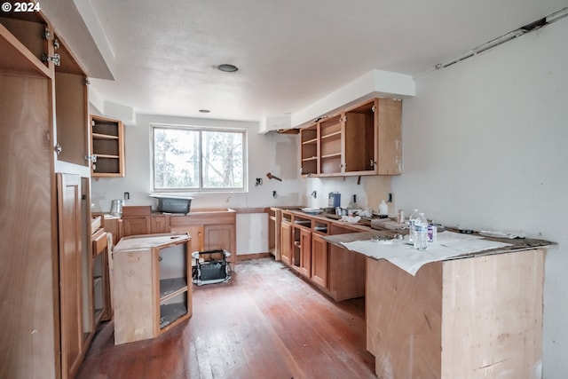 kitchen with kitchen peninsula, light hardwood / wood-style flooring, and a breakfast bar area