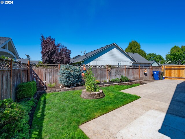 view of yard featuring a patio