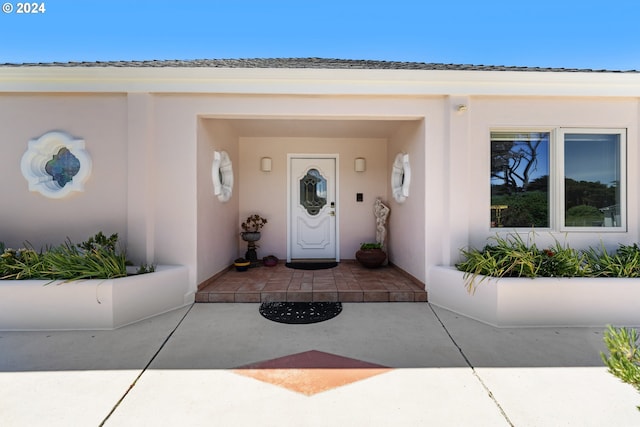 entrance to property featuring a patio