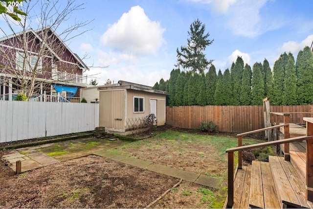 view of yard featuring a storage shed