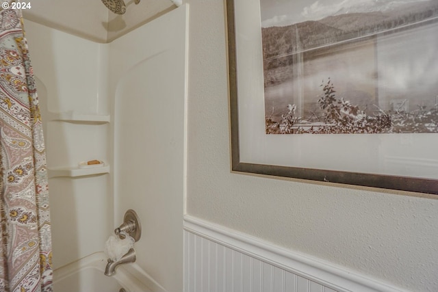 interior details featuring shower / bathtub combination with curtain