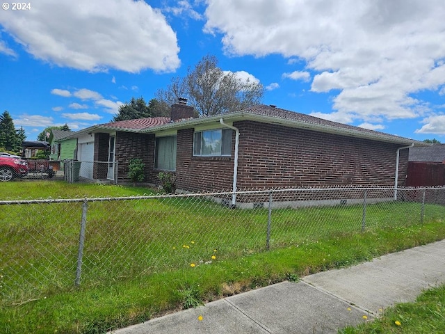 view of side of property featuring a lawn