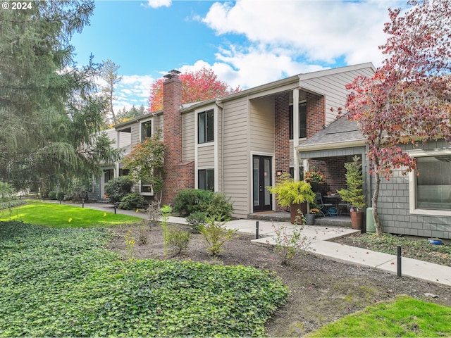 view of front of property with a front yard