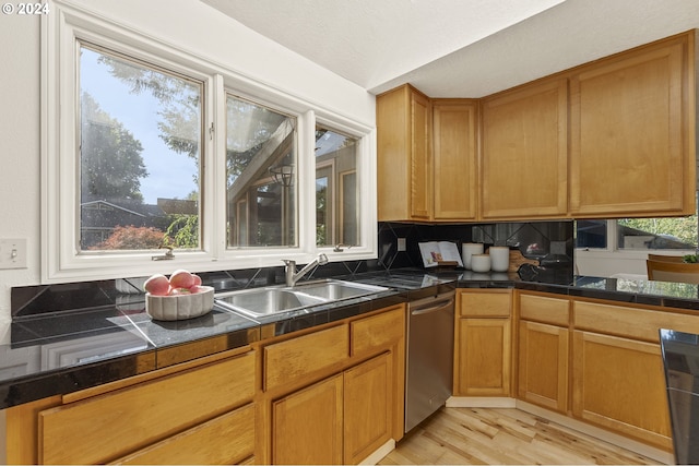 kitchen featuring light hardwood / wood-style floors, sink, plenty of natural light, and dishwasher