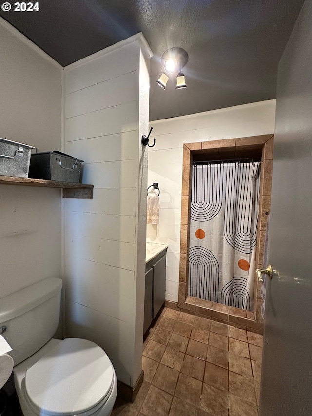 bathroom featuring a textured ceiling, vanity, toilet, and a shower with curtain