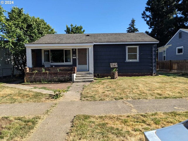 view of front of house with a front lawn