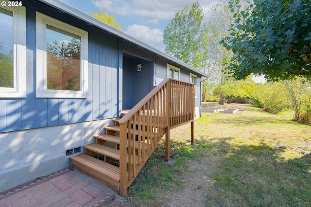 property entrance featuring a lawn