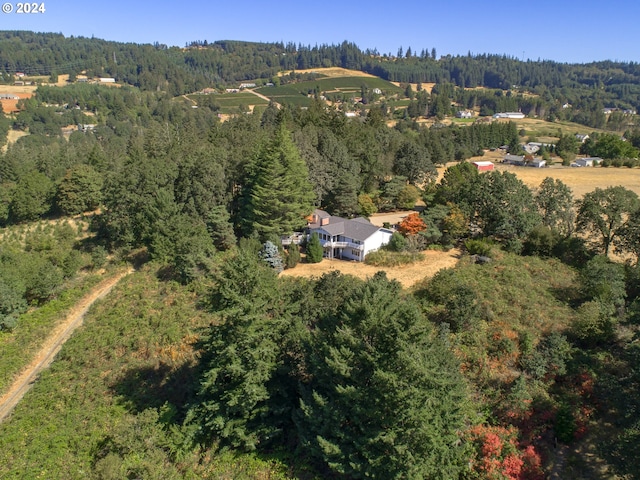 birds eye view of property featuring a forest view