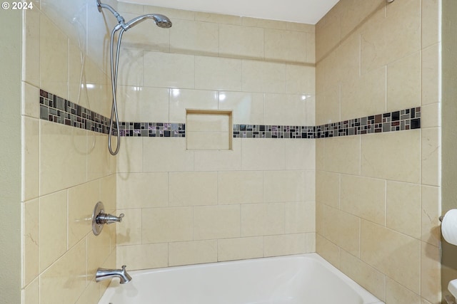 bathroom featuring tiled shower / bath combo