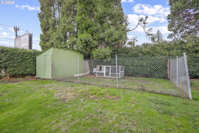 view of yard featuring a storage shed