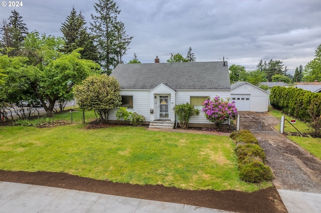 view of front of house featuring a front lawn