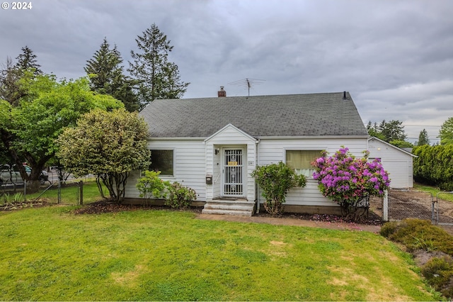 view of front of house featuring a front yard