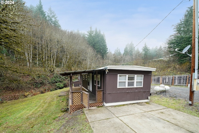 view of front of home featuring a patio and a front lawn