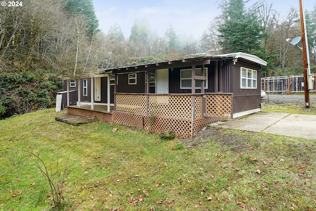 view of front of property featuring a patio area and a front lawn