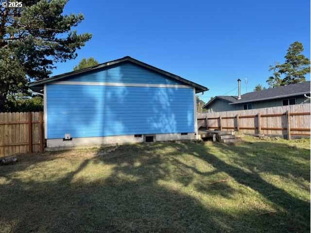 view of side of property featuring a yard