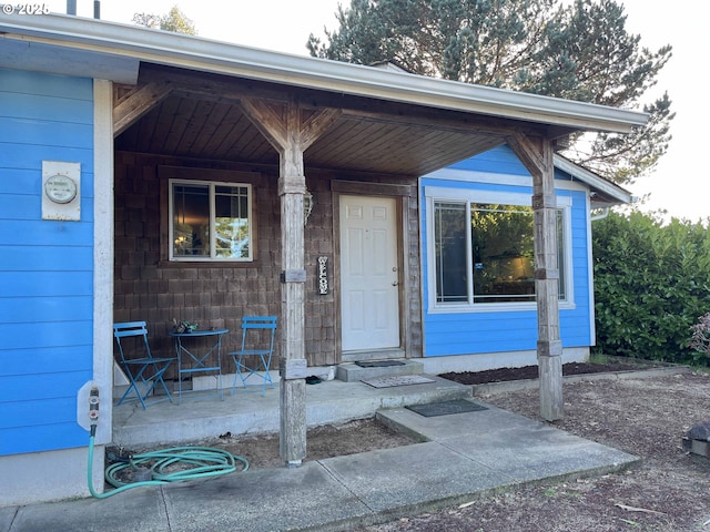 entrance to property featuring covered porch