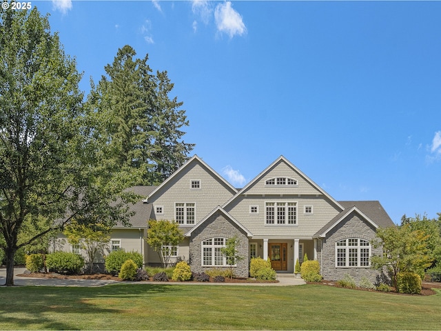 view of front of property featuring a front yard