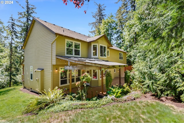 back of house featuring a yard