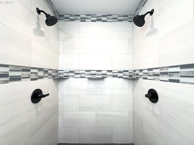 bathroom featuring a tile shower