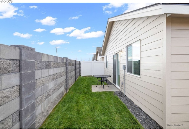 967 NE 11th St, Hermiston, OR 97838 - view of yard with a patio