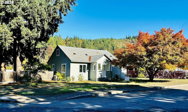 view of front of property with a front lawn