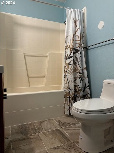 full bathroom featuring vanity, toilet, and shower / bath combo