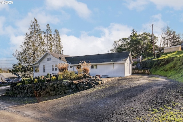 view of front of home with gravel driveway