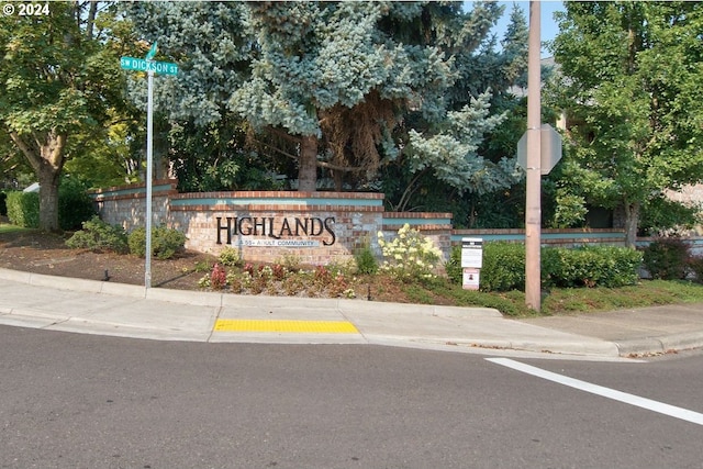 view of community / neighborhood sign