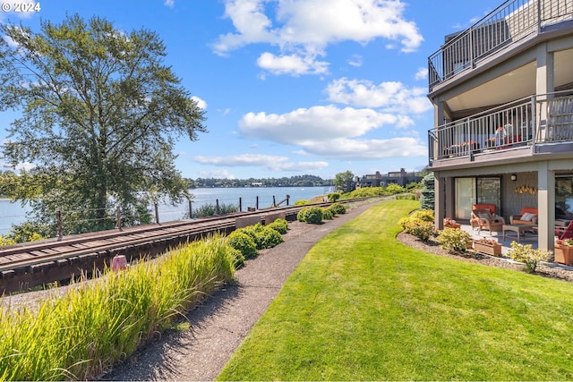 view of yard featuring a water view