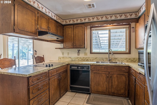 kitchen with visible vents, black appliances, a sink, a peninsula, and a healthy amount of sunlight