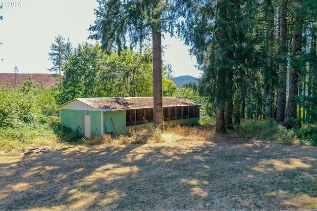 view of yard featuring an outbuilding