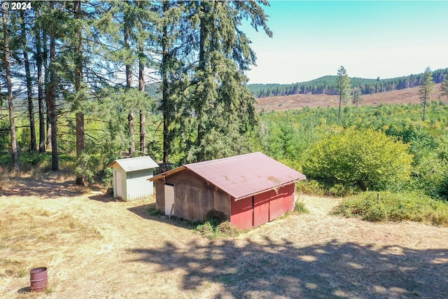 birds eye view of property featuring a wooded view